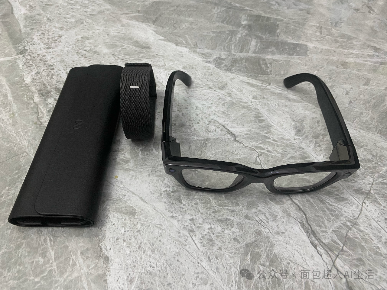Meta Ray-Ban Display 眼镜、充电盒和肌电手环