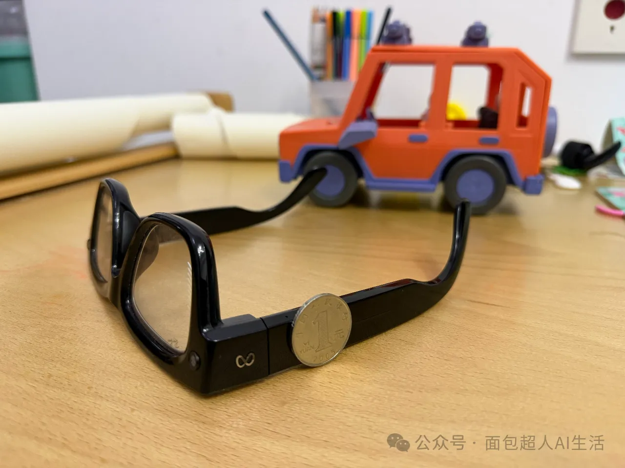 用硬币对比眼镜镜腿厚度